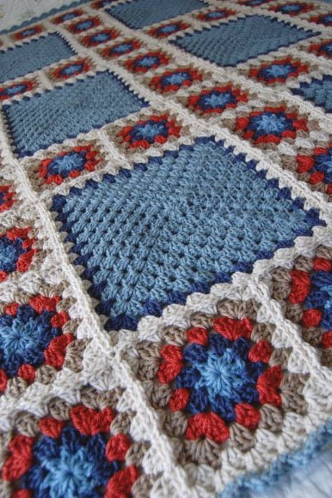 Patchwork Granny Square Blanket - Free Pattern Patchwork Granny Square Blanket, Bantal Sofa, Shoes Crochet, Crocheted Blanket, Crochet Bedspread Pattern, Crochet Blanket Afghan, Crochet Granny Square Blanket, Crochet Bedspread, Crochet Quilt