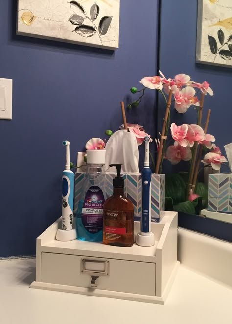 What a good solution to messy electric toothbrushes in the bathroom! A wooden charging station in the bathroom hides all the wires, and makes it look less of a mess! Hallelujah! Bathroom Countertop Decor, Bathroom Toothbrush Storage, Wooden Charging Station, Electric Toothbrush Storage, Bathroom Organization Countertop, Bathroom Counter Organization, Toothbrush Organization, Walk In Shower Designs, Countertop Decor