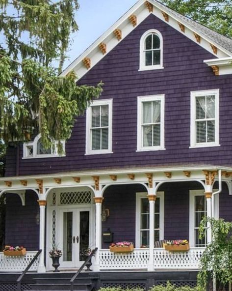 Unusual Exterior Paint Color Combos That Actually Look Really Great | Apartment Therapy Old House Exterior, Victorian House Colors, Paint Color Combos, Victorian Exterior, Purple House, Exterior Paint Color, Street House, Purple Home, House Paint Exterior