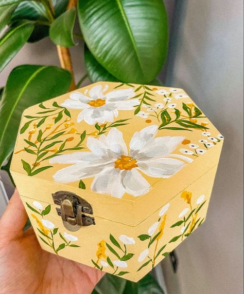 Painting On Jewelry Boxes, Cute Jewelry Box Painting, Paint Wood Box Ideas, Diy Box Painting Ideas, Flower Box Painting Ideas, Painted Trinket Boxes Diy, Cute Wooden Boxes Painted, Wooden Jewelry Boxes Diy Paint, Paint Jewelry Box Diy