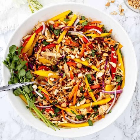 This Thai mango chicken salad is a delicious, filling & healthy recipe! Made with fresh veggies, chicken and a tasty peanut dressing. Dinner Ideas For Hot Days, Thai Mango Chicken, Cold Dinner Ideas, Salad Ideas For Dinner, Chicken Mango Salad, Mango Chicken Salad, Thai Mango Salad, Hot Weather Meals, Healthy Salad Dressing Recipes