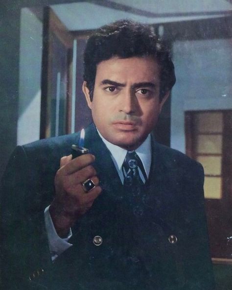 Bollywood Vintage, India Actor, Old Bollywood Movies, Sanjeev Kumar, Guess The Movie, Indian Movie, Retro Bollywood, National Film Awards, Bollywood Cinema