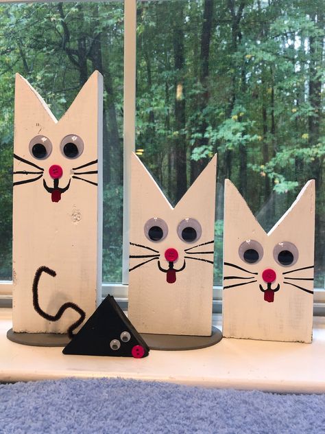 "This is a set of three handmade wooden cat decorations which includes a black wooden mouse. Each piece is painted and decorated by hand. (Since these are made by hand each piece is slightly unique and may differ a bit from the items pictured.) Any of the individual \"cats\" which did not stand firmly on their own have a base attached to them for additional support. The bottom of the base is covered in felt to help protect the surface of whatever the piece is displayed on. These were created usi Wooden Cats Diy, Wooden Cat Decor, Halloween Wooden Crafts, Wooden Cats, Cat Decorations, Handmade Wood Crafts, Cat Wood, Cat Decor Diy, Scrap Wood Crafts