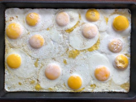 Lodge Recipes, Sheet Pan Eggs, Eggs In Oven, Pancakes Bacon, Bacon Burgers, Sunny Side Up Eggs, Cook Breakfast, Ways To Cook Eggs, Diy Breakfast