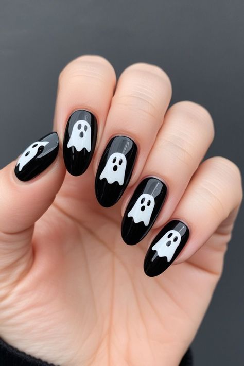 Nails With Ghosts On Them, Ghost Nails Halloween, Ghost Nail Designs, Halloween Short Nails, Halloween Ghost Nails, Spooky Manicure, Ghost Nail Art, Halloween Nail Design, Ghost Nails