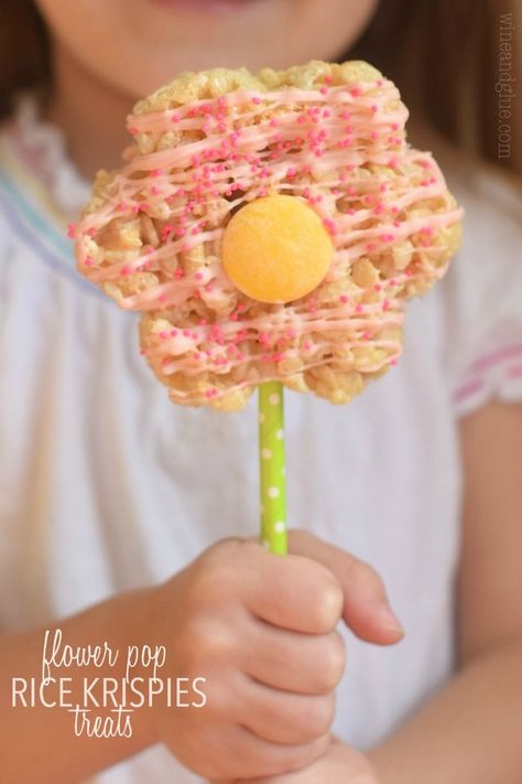 These Flower Pop Rice Krispie Treats are perfect for spring! Easter Rice Krispie Treats, Bake Sale Treats, Class Treats, Spring Birthday Party, Treat Bar, Spring Baking, Sunflower Party, Lemon Bar, Spring Treats