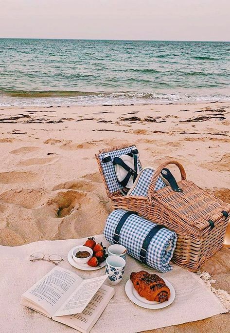 Summer Esthetics, Picnic Inspiration, Picnic Date, Picnic Set, A Picnic, Happy Summer, Summer Wallpaper, Beach Picnic, Aesthetic Summer