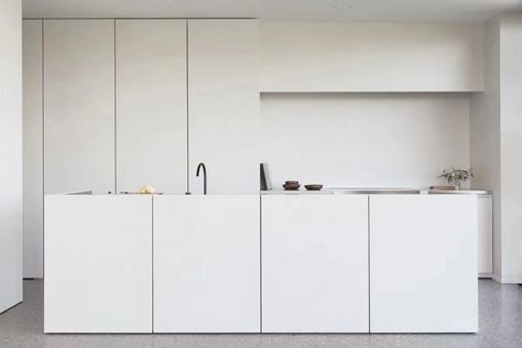 Integrated Kitchen Appliances, White Contemporary Kitchen, Contemporary Kitchen Cabinets, Custom Kitchens Design, Est Living, Minimalist Kitchen Design, Interior Minimalista, Kitchen Inspiration Design, Kitchen Fittings