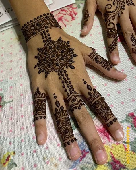 50 Right Hand Mehndi Design (Henna Design) - October 2019 Mehndi Design Right Hand, Right Hand Mehndi, Right Hand Mehndi Design, Arab Mehndi, Hand Mehndi Design, Design Henna, Henna Paste, Mehndi Design Images, Hand Mehndi