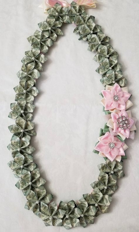 Graduation Necklace Ideas, Money Leis For Graduation Diy, Money Leis For Graduation, Graduation Flowers Bouquet, Grad Leis, Money Bouquets, Graduation Leis Diy Ribbons, Creative Graduation Gifts, Graduation Garland