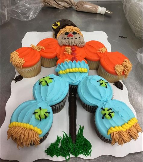 Scarecrow Pull Apart Cupcakes, Fall Themed Pull Apart Cupcakes, Pull Apart Thanksgiving Cupcakes, Scarecrow Cupcake Cake, Thanks Giving Cake Design, Fall Cupcake Cake, Thanksgiving Cupcake Cake, Thanksgiving Pull Apart Cupcakes, Fall Pull Apart Cupcakes