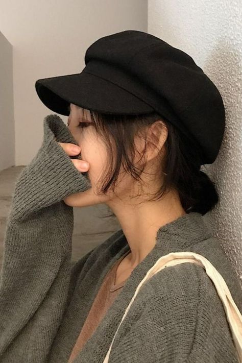 Autumn Hats For Women, Painter Hat Outfit, Beret Hat Outfit Korean, Newsboy Hat Outfit Women, Beret Cap Outfit, News Boy Hat Outfit, Outfit With Beret Hat, Newsboy Cap Women Outfit, Winter Hat Aesthetic