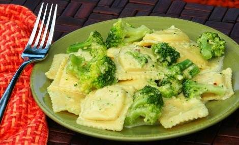 ravioli broccoli cream sauce Broccoli Ravioli Recipe, Ravioli Broccoli, Broccoli Cream Sauce, Cabin Snacks, Home Cooked Dinner, Easy 30 Minute Meals, Recipe With Broccoli, Basic Cooking Skills, Pasta Ravioli