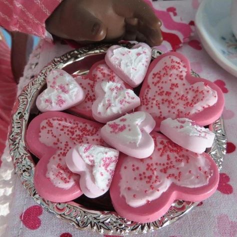 Cookies With Sprinkles, Ag Doll Crafts, Doll Kitchen, Cute Baking, Pretty Dessert, Cute Snacks, Balsa Wood, Pink Foods, Heart Cookies