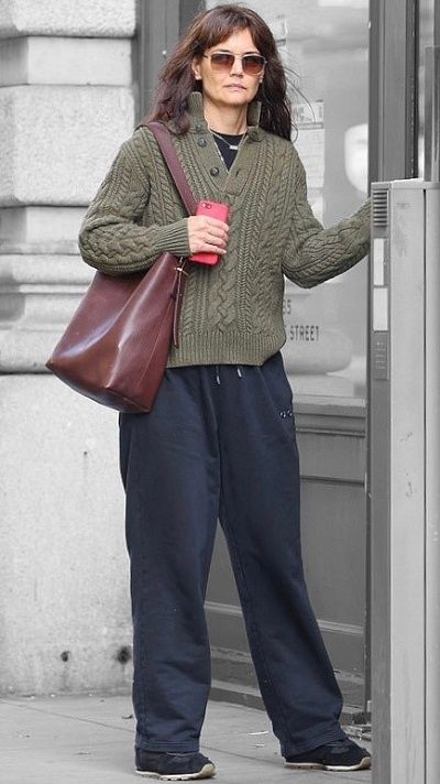 Artist Uniform, Katie Holmes Street Style, Katie Holmes Outfits, Katie Holmes Style, Modern Mom Style, Rockstar Gf, Fashion Blogs, Style 2023, City New York