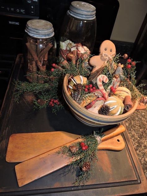 Antique Tablescape, Christmas Pantry, Primitive Vignettes, Primitive Christmas Tree, Historical Christmas, Primitive Country Christmas, Primitive Christmas Decorating, Primitive Christmas Decor, Christmas Lodge