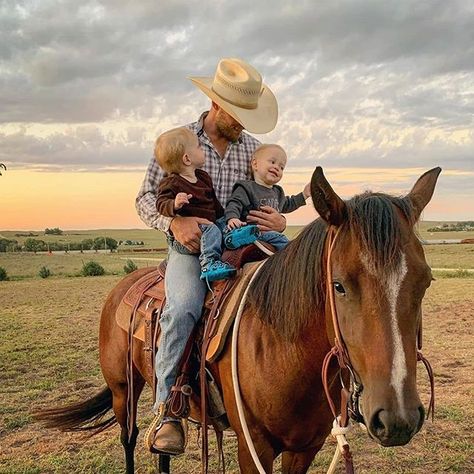 Cute Family Goals, Cowboy Husband, My Future Life, West Aesthetic, Western Family, Cute Country Couples, Elsie Silver, Eyes Aesthetic, Found Family