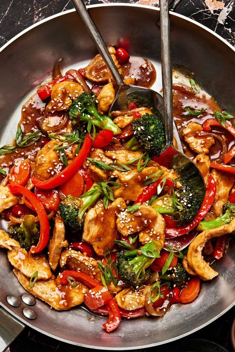 This quintessential stir fry recipe has steamed chicken and broccoli and a handful of vegetables cooked in a hot skillet for a satisfying crunch. Quick Chicken Stir Fry, Teriyaki Chicken Bowl Recipe, Chicken Stir Fry Sauce, Healthy Teriyaki Chicken, Boneless Skinless Chicken Breast Recipes, Skinless Chicken Breast Recipes, Teriyaki Chicken Bowl, Chicken Bowl Recipe, Stir Fry Recipes Chicken