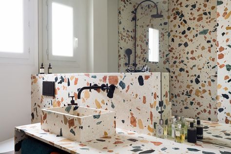 Terrazzo Inspiration, Terrazzo Bathroom Tiles, Terrazzo Bathroom, Tiles Uk, Bathroom Color Schemes, Terrazzo Tile, Bathroom Design Trends, Terrazzo Tiles, Bad Inspiration