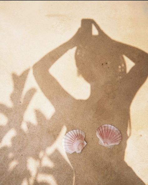 Beach Party Photography, Sparkly Beach Aesthetic, Beach Chic Aesthetic, Summer In Ibiza Aesthetic, Beach Instagram Inspiration, Cute Summer Inspo Pics, Vintage Hawaiian Aesthetic, Summer Aesthetic Photography, Instagram Post Ideas Beach Photos