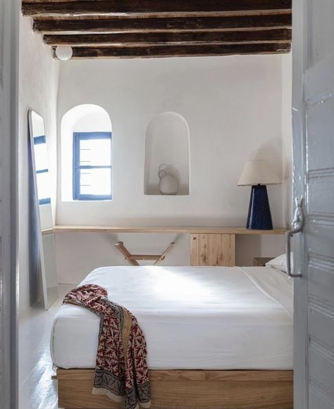 Island Style Home, Greek Bedroom, Dry Landscape, Greek Villas, Greek House, Island Decor, Traditional Building, Island House, Island Style