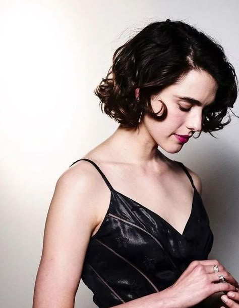 Margaret Qualley Short Hair, Loose Perm, Hair Evolution, Bob Haircut Curly, Margaret Qualley, Curly Hair Photos, Marilyn Monroe Photos, Hair Locks, Short Wavy Hair