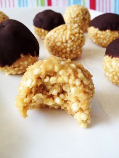 Puffed Quinoa Peanut Butter Balls - Vegan & Gluten-Free  - gepuffter Quinoa ist nicht lowcarb aber für LOGI schon okay auf Grund des super geringen Gewichtes isst man nur ein paar Gramm Vegan Protien, Quinoa Peanut Butter, Quinoa Balls, Puffed Quinoa, Peanut Butter Balls Recipe, Butter Balls, Rice Krispy, Peanut Butter Balls, Agave Nectar