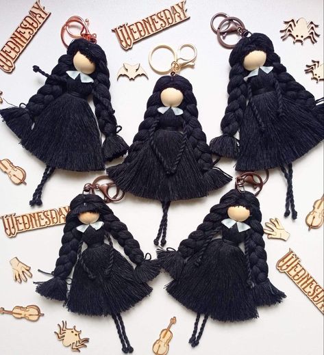 Wednesday Peg Dolls, Hocus Pocus Yarn Dolls Diy, Halloween Macrame, Wednesday Addams Doll, Diy Yarn Dolls, Macrame Doll, Dolls Handmade Diy, Yarn Dolls, Worry Dolls