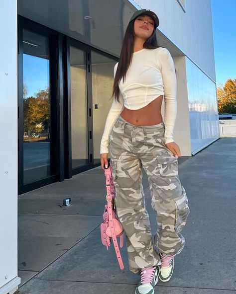 PAULINE A. on Instagram: "<3 work" Best Y2k Outfits, Cargo Pants Outfit Ideas, Stylish Cargo Pants, Y2k Fashion Outfit, Pants Outfit Ideas, Wardrobe Fashion, Trendy Spring Outfits, Cargo Pants Outfit, Y2k Aesthetic Outfits