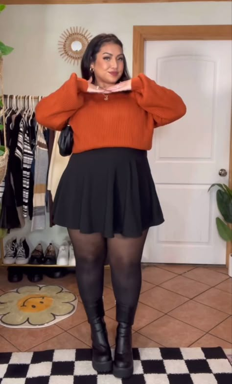 Skirt And Sweatshirt Outfit, Black Long Sleeve Outfit, Plus Size Date Night Outfits, Librarian Aesthetic, Outfit Navidad, Mid Size Outfits, Go To Outfits, Short Skirts Outfits, Plus Size Baddie