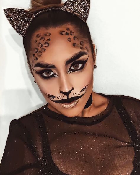 Halloween makeup Look! Black Panther www.alejandraesperon.com Diy Black Panther Costume For Women, Black Panther Makeup Ideas, Black Panther Makeup Halloween, Black Panther Makeup, Cat Makeup Halloween Pretty, Halloween Makeup Cat, Panther Makeup, Cat Eye Makeup Halloween, Leopard Makeup Halloween