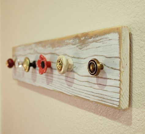 craft idea with drawer pulls | Mismatch Vintage New Knob Drawer Pull Coat Rack Jewelry Hanger Scarf ... Doorknob Ideas, Diy Coat Rack, Diy Knobs, Jewerly Organizer, Diy Coat, Organizer Diy, Diy Drawers, Jewelry Hanger, Necklace Holder