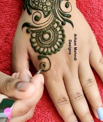 easy mehndi design back hand henna design video Henna Designs Videos, Mehandi Videos, Henna Videos, Back Hand Henna Design, Mehndi Design Back Hand, Back Hand Henna, Latest Arabic Mehndi Designs, Easy Mehndi Design, Tato Henna