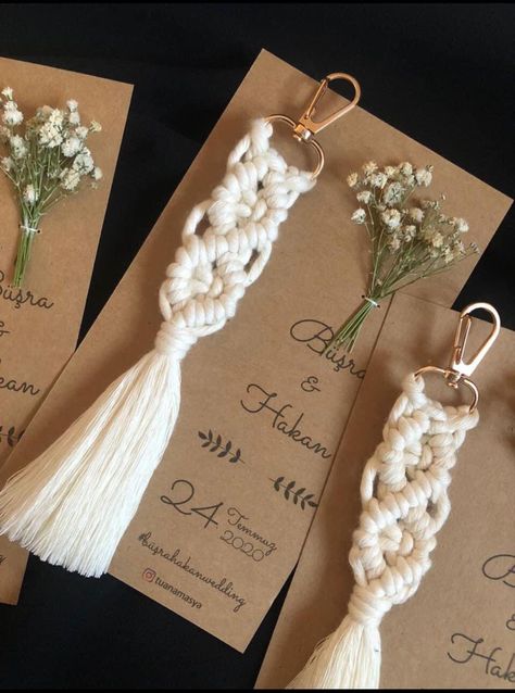 Macrame Souvenir, Wedding Giveaways Ideas Souvenirs, Boho Tassel Keychain, Crochet Wedding Gift, Bodas Boho Chic, Simpul Makrame, Wedding Ides, Deco Champetre, Wedding Thanks