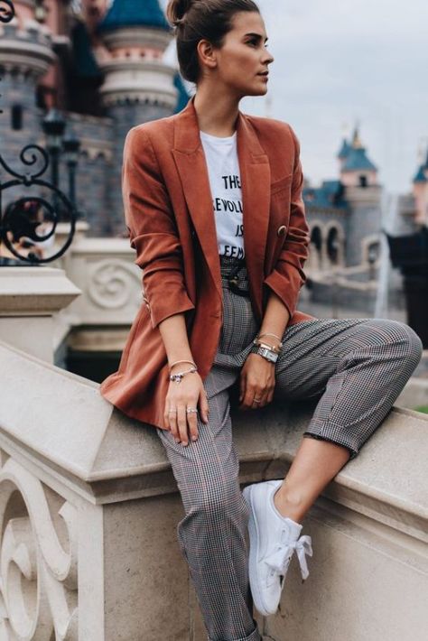 Plaid Pants Outfit, Peplum Tops, Chique Outfits, Blazer Outfit, Brown Blazer, Summer Work Outfits, Retro Mode, Mode Casual, Heidi Klum