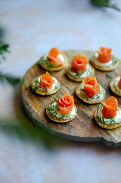 Blini met gerookte zalm en mierikswortelmayonaise | Coriens Iten 21 Diner, High Tea, New Years Eve, Breakfast Brunch, Diner, Pasta, Easter, Snacks, Ethnic Recipes