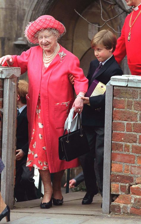 The young prince who would have been 9 years old at the time, helping his Great Grandmother up the steps outside St. George's Chapel in Windsor Castle in April 1992. The Queen Mother, Rainha Elizabeth Ii, Queen Mum, Queen Vic, Royal Uk, Royal Family England, Reina Isabel Ii, Elisabeth Ii, British Royal Families