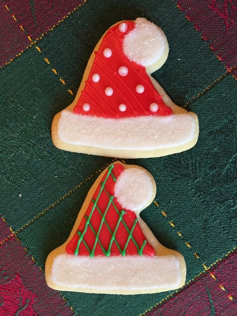 Santa Hats...polka dots and stripes! Santa Hat Sugar Cookies, Santa Hat Cookies Decorated, Santa Hat Cookies, Christmas Sugar Cookies Decorated, Hat Cookies, Iced Biscuits, Iced Sugar Cookies, Christmas Hats, Cookie Time