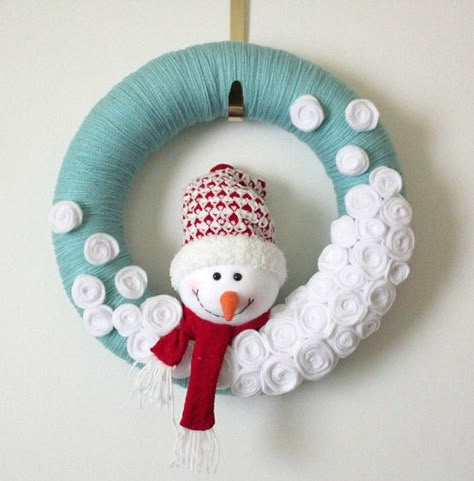 snowman yarn wreath that is just too stink' cute for words! Yarn Wreath, Snowman Wreath, Pool Noodles, Noel Christmas, Crafty Craft, Wreath Crafts, Winter Wreath, Winter Crafts, Wreath Ideas