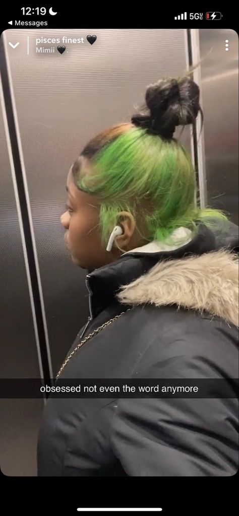 Green Skunk Stripe Hair, Black Green Hair, Green Skunk Stripe, Black And Green Hair, Skunk Stripe, Cute Hair Colors, Dyed Hair Inspiration, Dyed Natural Hair, Piercing Tattoo