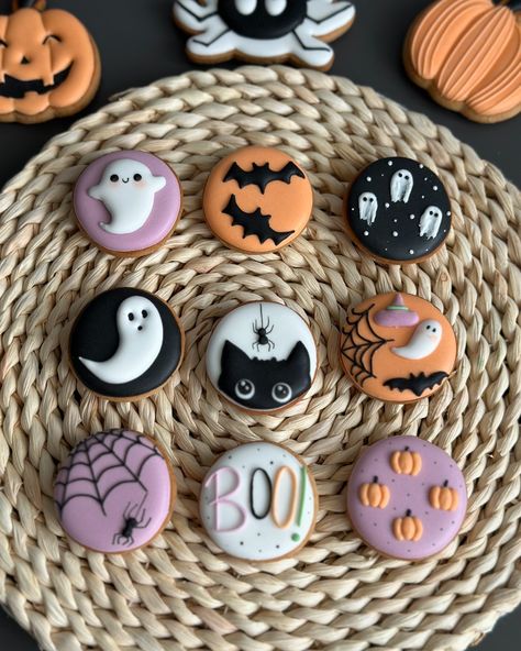 Édesmézes (@edesmezes__) • Instagram photos and videos Circle Halloween Cookies, Ladybug Sugar Cookies, Galletas Aesthetic, Desert Board, Sweata Weatha, Pumpkin Shaped Cookies, Halloween Biscuits, Galletas Halloween, Cookies Art