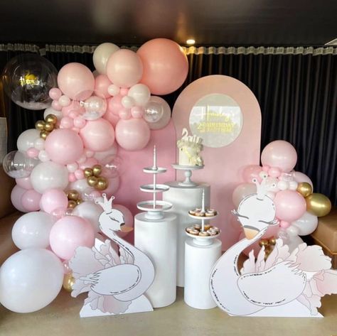 Event Signage ➕Stationery pe Instagram: „The little Swan princess. . . Props | @tk_eventhire Swans | @paper_co_au Balloons | @inflations_balloons_cba . . Swans available to be…” Swan Princess 1st Birthday Party, Swan Princess Party, Swan Birthday Party Decoration, Swan Theme Baby Shower Ideas, Swan Birthday Party Ideas, Princess Props, Paper Flowers Easy, Swan Decoration, Swan Birthday