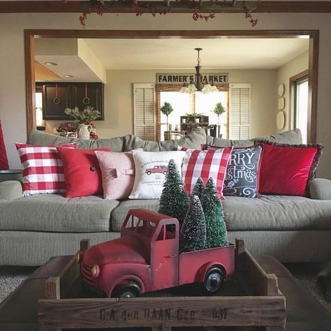 100+ Rustic Christmas Decor Ideas that Brings Back The Traditional Festive Vibe In Your Home - Hike n Dip Warm Christmas Decor, Natal Country, Christmas Decorations Apartment, Christmas Apartment, Warm Christmas, Christmas Decorations Rustic, Farmhouse Christmas Decor, Noel Christmas, Red Truck