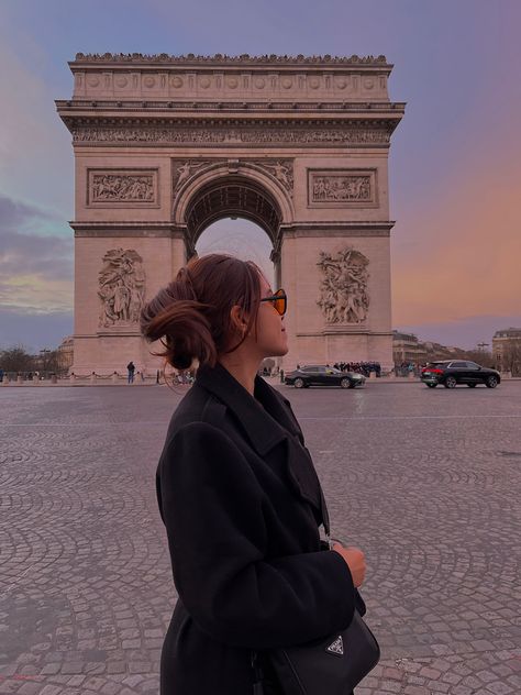 Arc De Triomphe Picture Ideas, Arc De Triomphe Photo Ideas, Paris Poses Photo Ideas, Arc The Triomphe, Paris Photoshoot Ideas, Museum Pose, Paris Locations, Parisian Style Decor, Paris In February