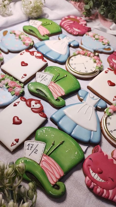 Alice In Wonderland Food, Fancy Sugar Cookies, Beauty And Beast Birthday, Rockstar Birthday Party, Alice In Wonderland Tea Party Birthday, Alice In Wonderland Cakes, Alice Tea Party, Mad Hatter Party, Alice In Wonderland Birthday