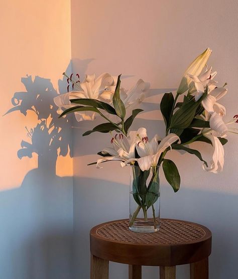 White Lilium, Things For Home, Kitchen Seating, Lily Bouquet, Islamic Paintings, Flower Therapy, Beautiful Bouquet Of Flowers, Instagram Feed Ideas, White Lilies