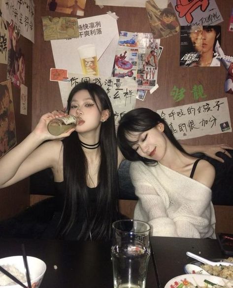 Douyin Girlfriend Aesthetic, Easy Korean Makeup, Korean Friends, Korean Makeup Tips, Friendship Photoshoot, Korean Best Friends, 사진 촬영 포즈, Cute Friend Photos, Friend Poses