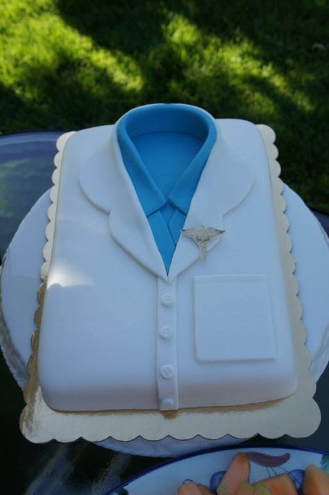 White coat cake White Coat Party Ideas, Pharmacy Graduation, Med School Graduation, White Coat Ceremony, Medical School Graduation, Food Baby, Graduation Cake, Decorated Cakes, Graduation Cakes