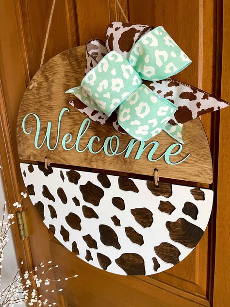 Cow Door Sign, Round Door Hanger Ideas, Painting Cow Print, Door Leaners, Cow Door Hanger, Country Craft Ideas, Farmhouse Door Hanger, Circle Door, Cow Print Pattern