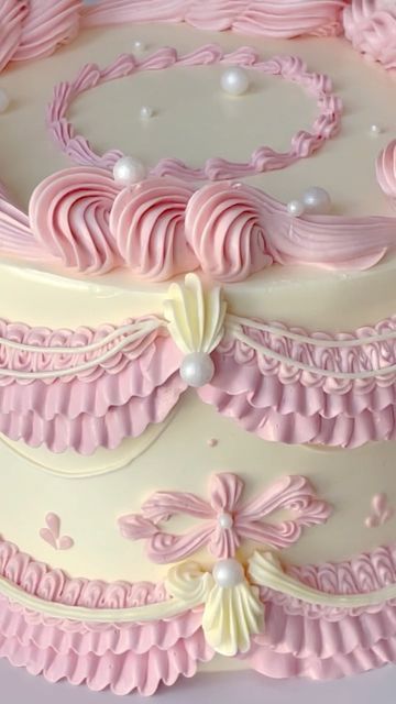 April’s Baker on Instagram: "Piping swirls and frills in true Marie Antoinette fashion 🎀" Marie Antoinette Cake Design, Marie Antoinette Cakes, Marie Antoinette Cake Inspiration, Marie Antoinette Fashion, Marie Antoinette Cake, Rose Cake Design, Icing Design, Unique Birthday Cakes, Vintage Cakes